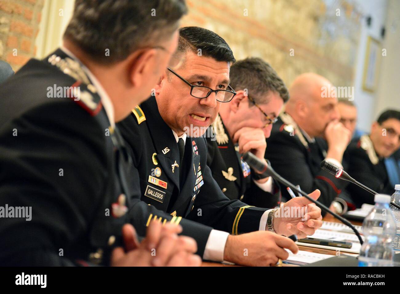 Le colonel de l'armée américaine Darius S. Gallegos, Centre d'excellence pour les unités de police de stabilité (COESPU) Directeur adjoint, le général présente au CoESPU Charles D. Luckey (à gauche), général commandant la réserve de l'armée américaine, pendant une visite à commande Centre d'excellence pour les unités de police de stabilité (COESPU) Vicenza, Italie, 20 janvier 2017. Banque D'Images