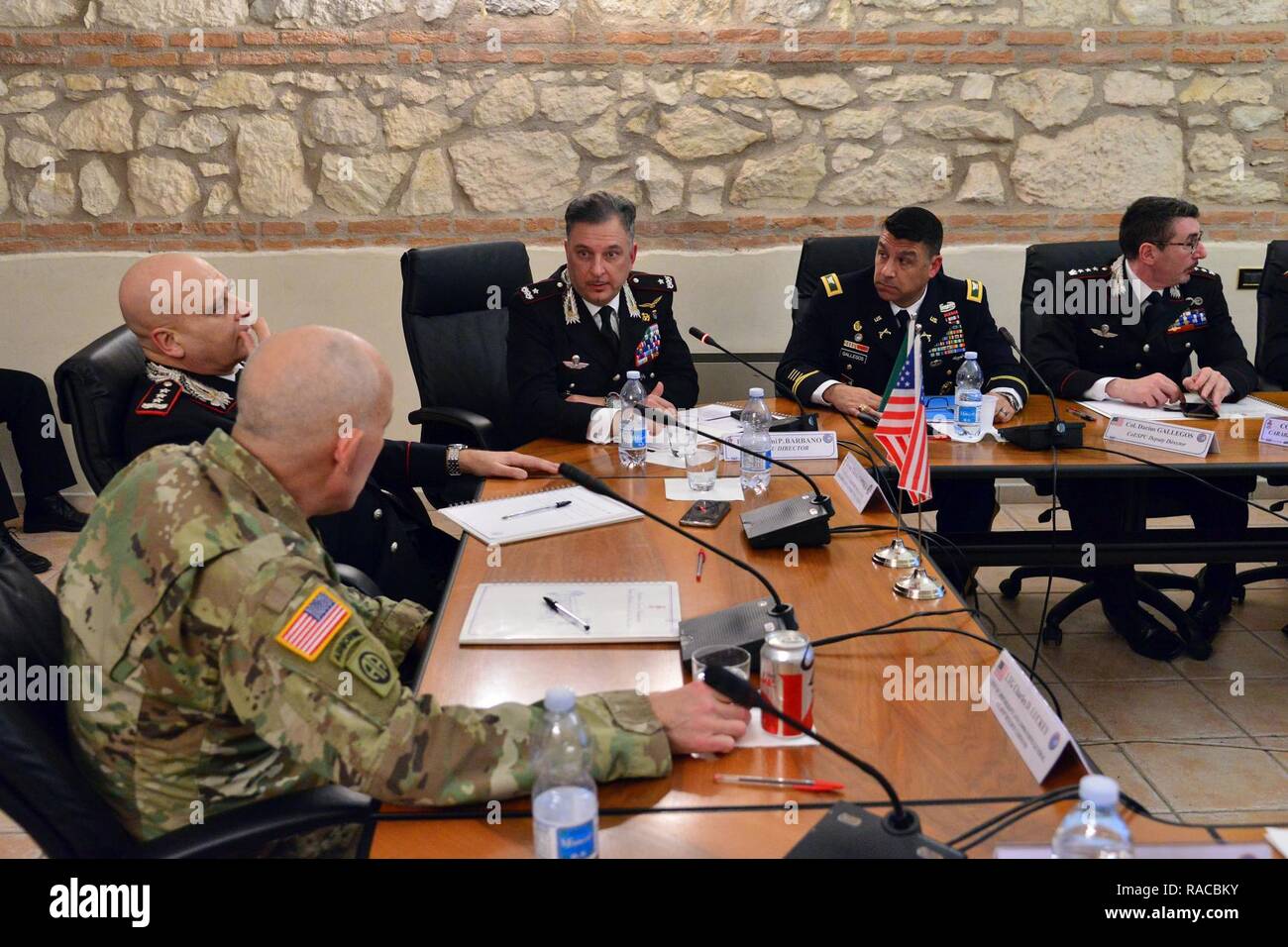 Le brig. Le général Giovanni Pietro Barbano (centre), Centre d'excellence pour les unités de police de stabilité (COESPU) directeur, présente le Centre d'excellence pour les unités de police de stabilité (COESPU) à le Lieutenant-général Charles D. Luckey (à gauche), général commandant la réserve de l'armée américaine, pendant une visite à commande Centre d'excellence pour les unités de police de stabilité (COESPU) Vicenza, Italie, le 20 janvier 2017. Banque D'Images