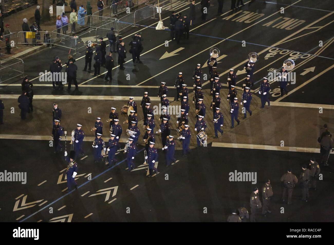 La Garde côtière des États-Unis de parades de bas Pennsylvania Avenue à Washington, D.C., le 20 janvier 2017, après l'inauguration de Donald J. Trump comme le 45e président des États-Unis. Plus de 5 000 membres de toutes les branches des forces armées des États-Unis, y compris les réserves et les composants de la Garde nationale, à condition que l'appui de cérémonie et l'appui de la défense aux autorités civiles au cours de la première période. Banque D'Images