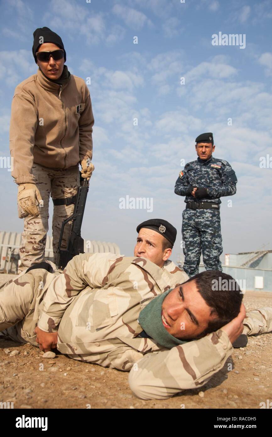 Un entraîneur espagnol guides les forces de sécurité irakiennes par des techniques utilisées dans l'évaluation d'une victime trouvée sur le champ de bataille à Besmaya Éventail complexe, l'Iraq, le 20 janvier 2017. Besmaya est l'un des quatre Combined Joint Task Force - Fonctionnement inhérents résoudre endroits dédiés à renforcer les capacités des partenaires. Les GFIM-OIR est la Coalition mondiale pour vaincre ISIL en Iraq et en Syrie Banque D'Images