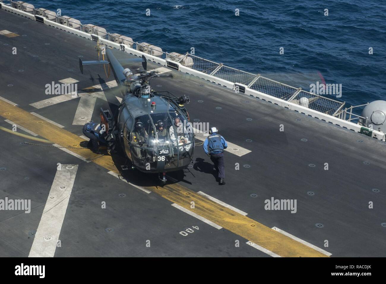 Golfe d'ADEN (janv. 22, 2017) Un marin pakistanais se prépare à quitter le navire d'assaut amphibie USS Makin Island (DG 8) dans un hélicoptère de la marine pakistanaise Aloutte Mouette après l'équipe médicale de l'île de Makin et engagé les membres de l'équipe chirurgicale de la flotte 5 effectué une appendicectomie d'urgence sur lui, le 20 janvier. Makin Island est déployée avec l'île de Makin Groupe amphibie à l'appui d'opérations de sécurité maritime et les efforts de coopération en matière de sécurité dans le théâtre dans la 5e flotte américaine zone d'opérations. Banque D'Images