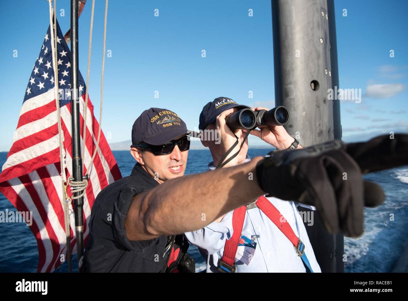 En mer (18 janvier 2017) Un marin affecté à l'USS CHEYENNE (SSN 773) repère un vessal avec un visiteur du bateau tout en menant des opérations de routine en mer pendant qu'ils a accueilli les dirigeants de la sécurité nationale le 18 janvier 2017. Banque D'Images
