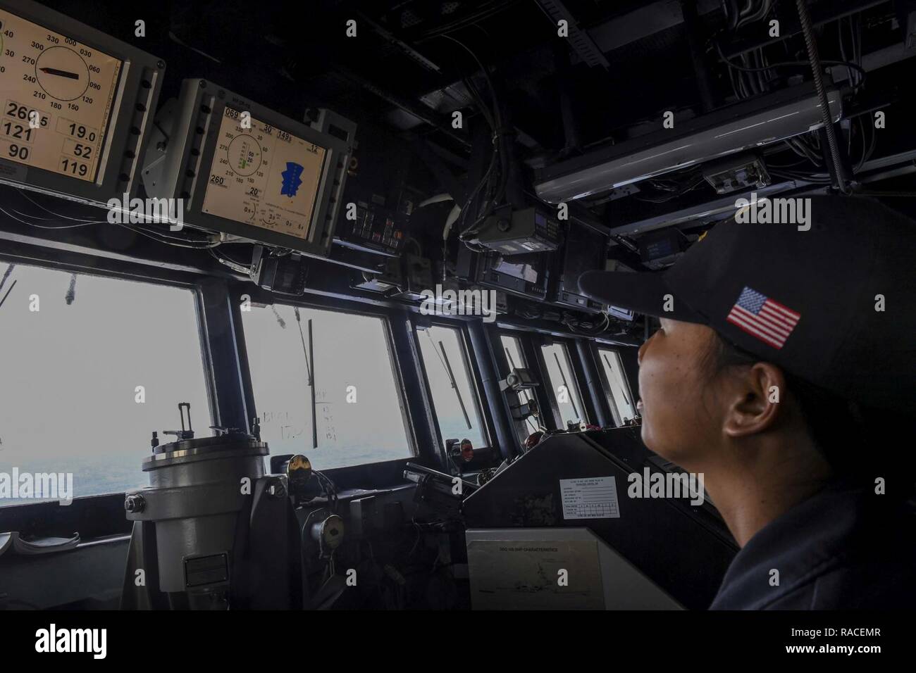 Océan Pacifique (jan. 20, 2017) Le lieutenant J.G. Christiana Amposta monte la garde à bord de la classe Arleigh Burke destroyer lance-missiles USS Wayne E. Meyer (DDG 108). Wayne E. Meyer est en fonction d'un programme de déploiement de l'ouest du Pacifique avec le groupe aéronaval du Carl Vinson dans le cadre de la flotte américaine du Pacifique visant à étendre la commande et des fonctions de contrôle de la flotte des États-Unis 3e dans l'Indo-Asia-région du Pacifique. Banque D'Images