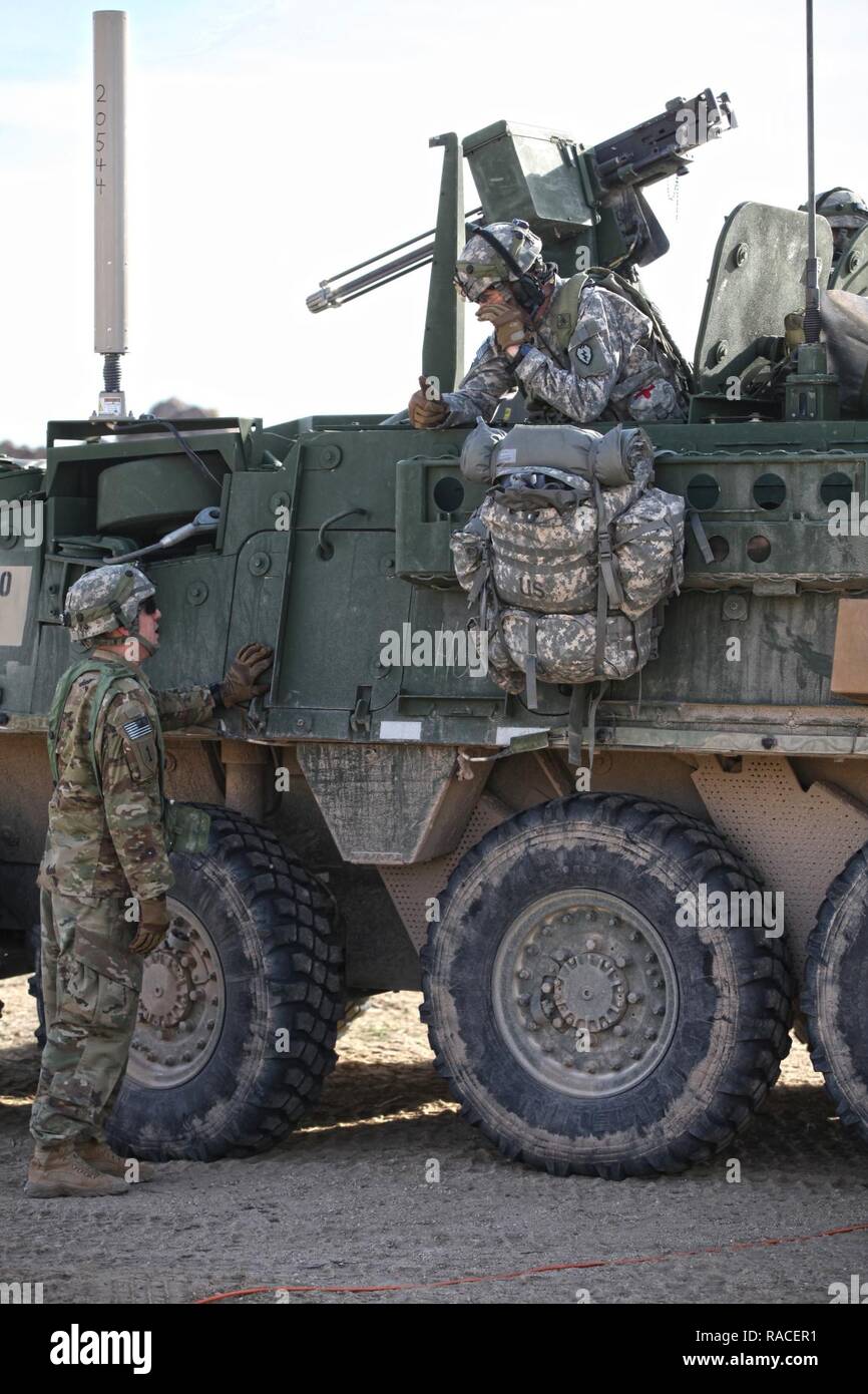 Des soldats américains de 1/25e Infantry Division homme véhicule d'Assaut Stryker au centre des opérations tactiques (COT) au Centre National d'entraînement, Ft. Irwin, CA., 19 janvier 2017. Le Centre national d'entraînement dur, réaliste, effectue des opérations terrestres unifiée avec nos partenaires d'action pour préparer les équipes de combat de brigade et d'autres unités pour combattre tout en prenant soin des soldats, des civils, et les membres de la famille. Banque D'Images