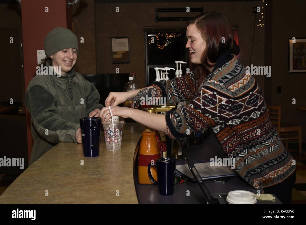 La base aérienne Peterson, Colorado - Un membre de la 1re classe Kimberly O'Neill, d'aviateurs, contre l'alcool au volant, attend des bénévoles pour sa boisson chaude à l'Éclipse Cyber Café sur la base aérienne Peterson, au Colorado, de Sam Anderson, café barista, 14 janvier 2017. Chaque week-end, militaires et civils de autour de la base aller au café pour des boissons gratuites et de faire du bénévolat en libre service. Banque D'Images