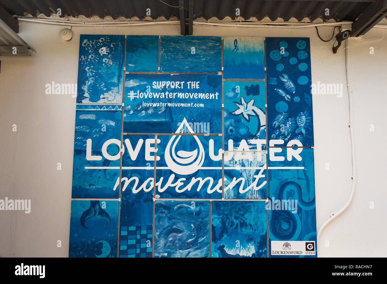 Tenture murale peinte en bleu de différentes photos sur panneaux représentant la situation de la rareté de l'eau à Cape Town Afrique du Sud et de l'environnement message Banque D'Images