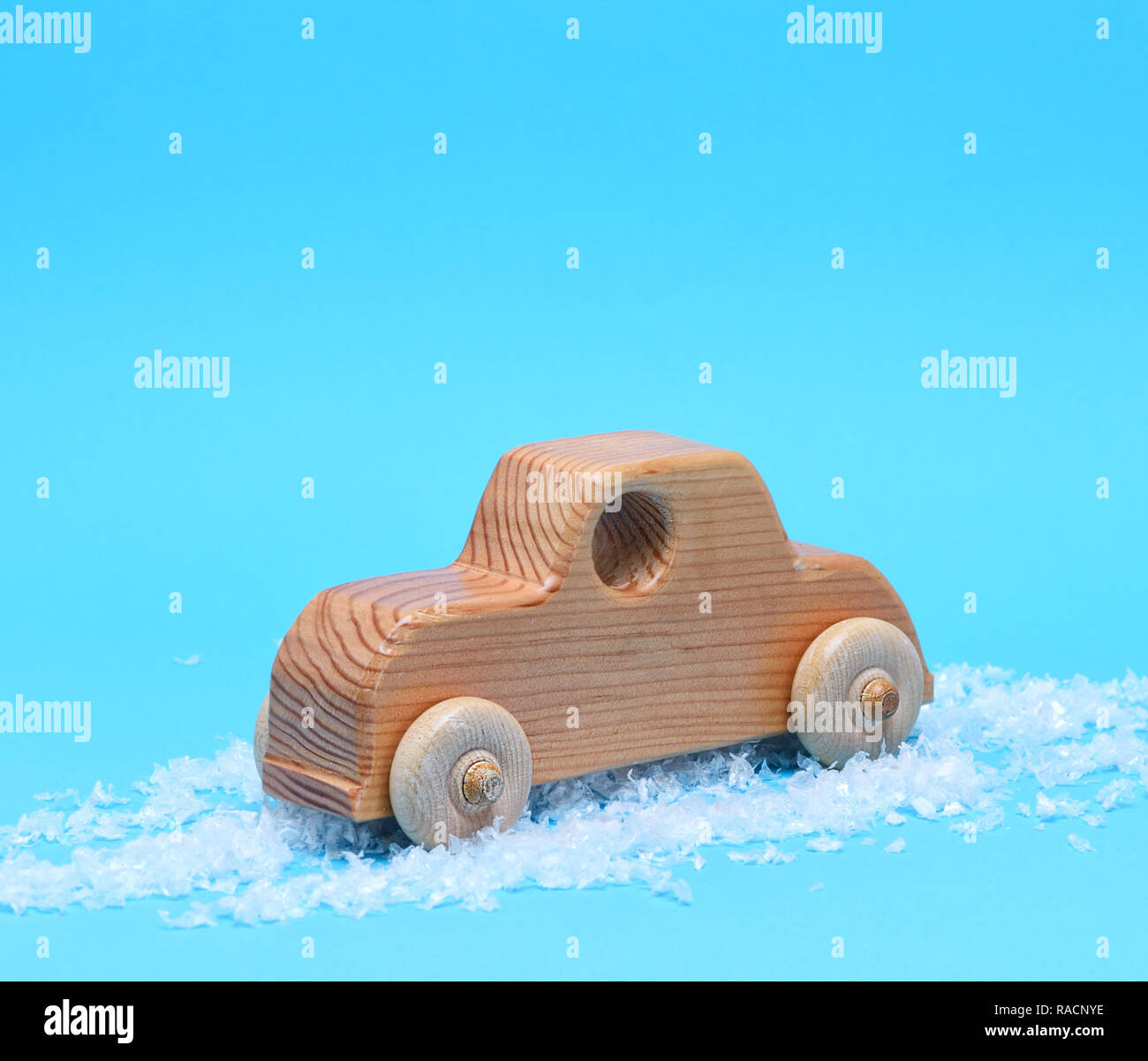 Enfants en voiture sur un fond bleu, copy space Banque D'Images