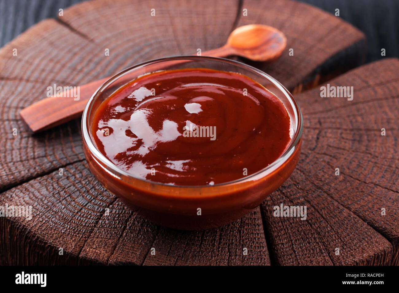 Dans un bol de ketchup sur fond de bois foncé Banque D'Images