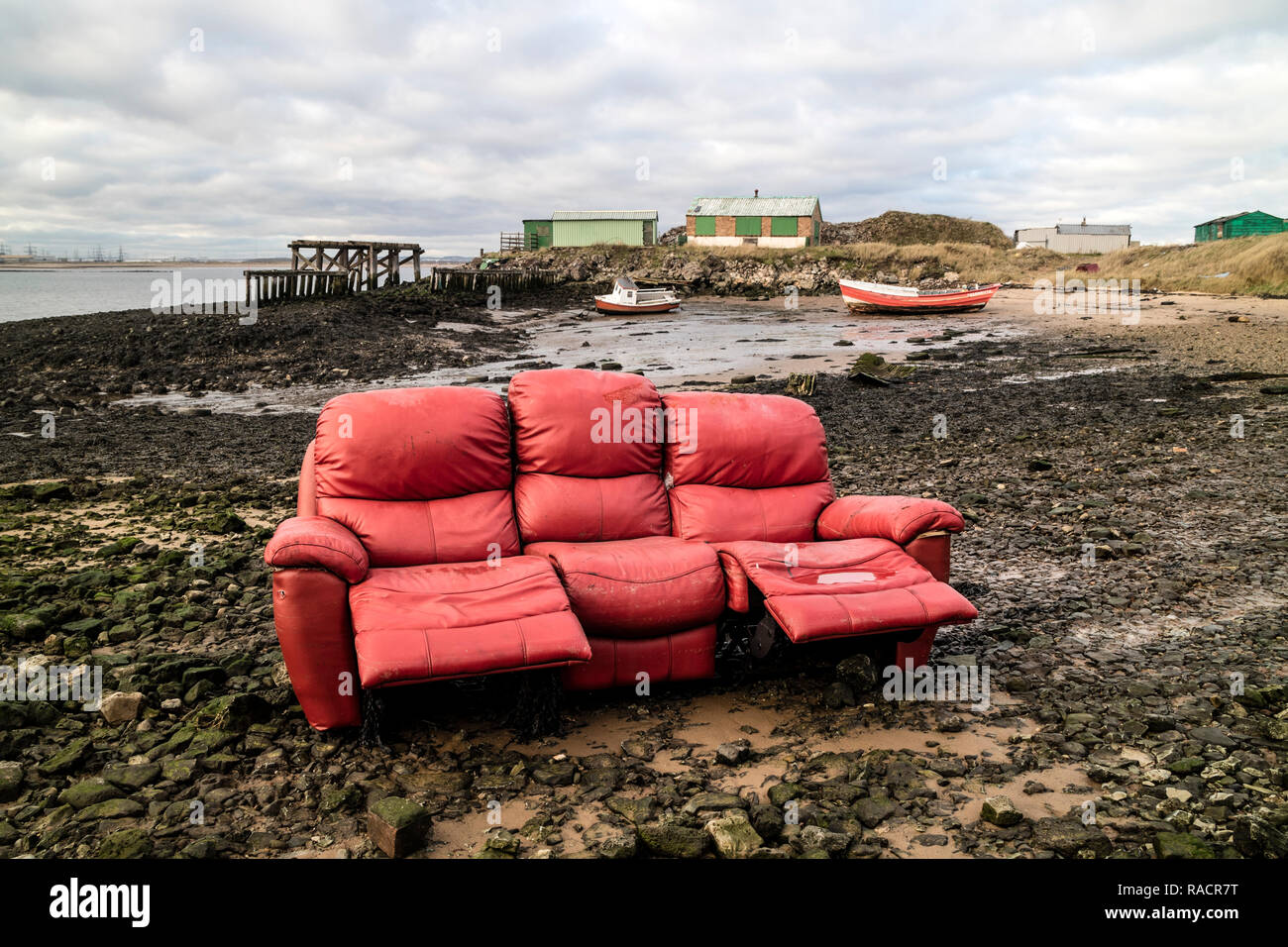 Un canapé rouge embout de mouche dans un port, Gare du Sud, Redcar, Teesside, England, UK Banque D'Images