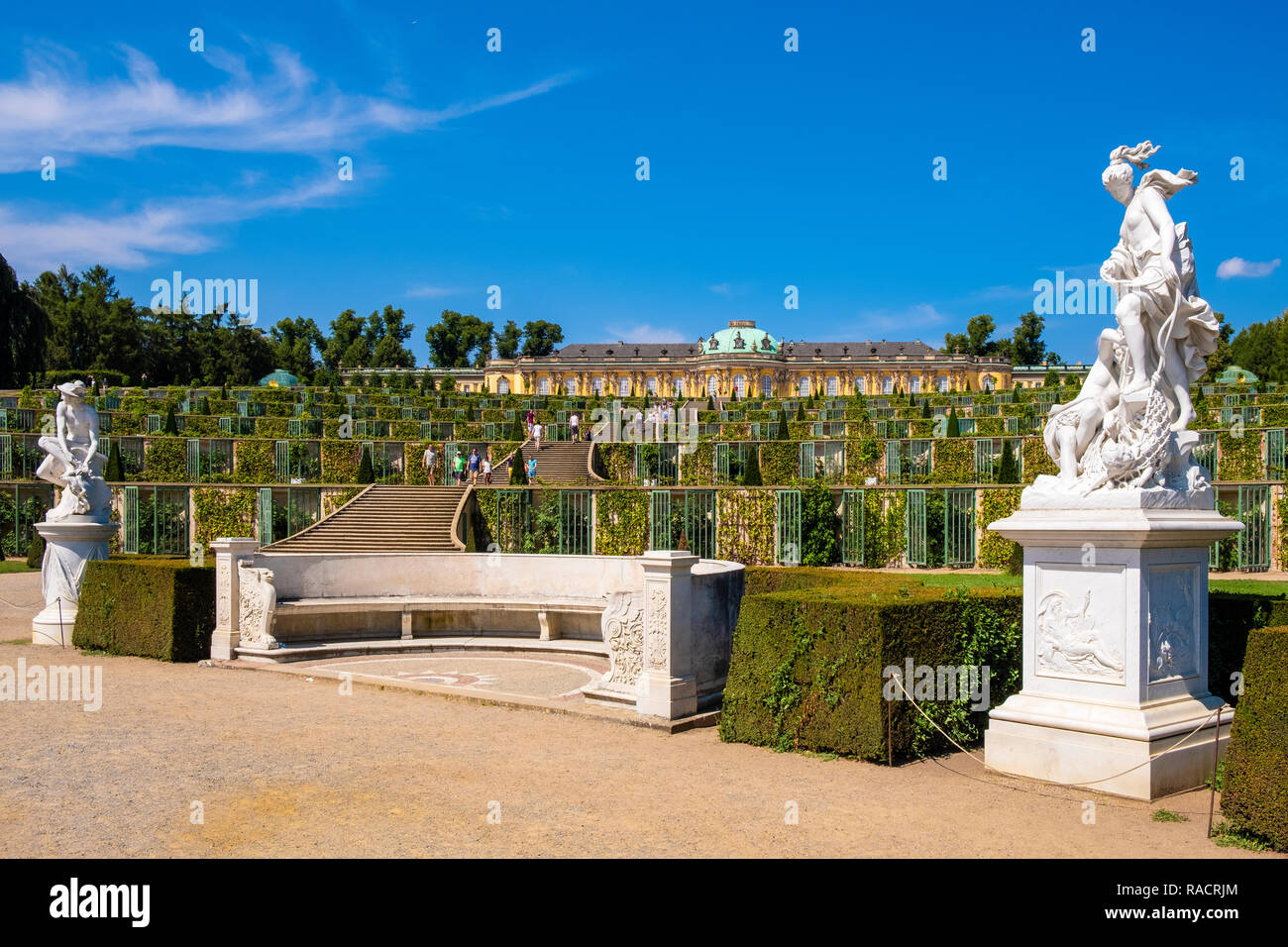 Potsdam, Brandebourg / Allemagne - 2018/07/29 : Vue panoramique sur le palais de Sanssouci et le vin de l'été jardin dans le parc Sanssouci Banque D'Images