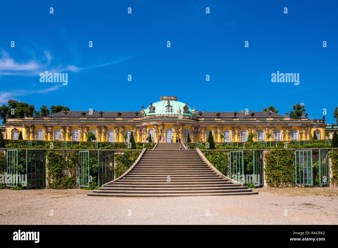 Potsdam, Brandebourg / Allemagne - 2018/07/29 : Vue panoramique sur le palais de Sanssouci et le vin de l'été jardin dans le parc Sanssouci Banque D'Images