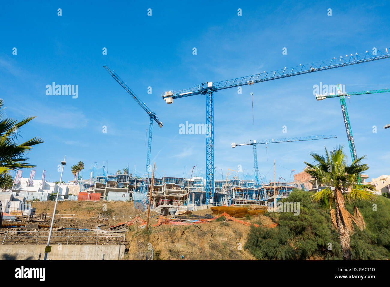 Un chantier avec des grues bleu et édifice inachevé, complexe, Benalmadena, Espagne. Banque D'Images