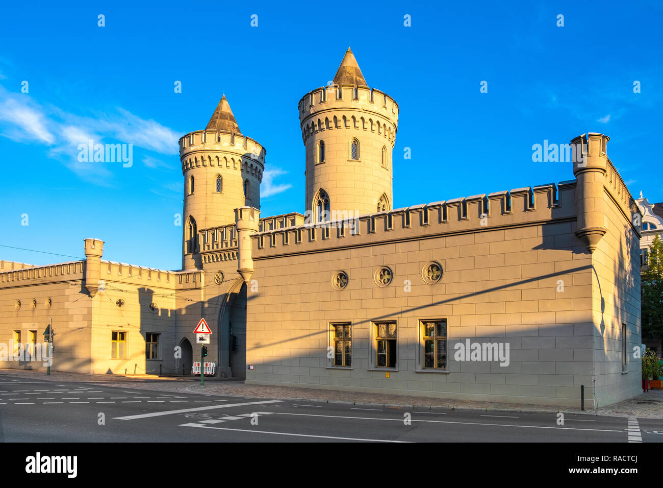 Potsdam, Brandebourg / Allemagne - 2018/07/29 : Vue de face de la porte de Nauen Nauener Tor - historique - Potsdam représentant une porte de style néo-gothique Banque D'Images