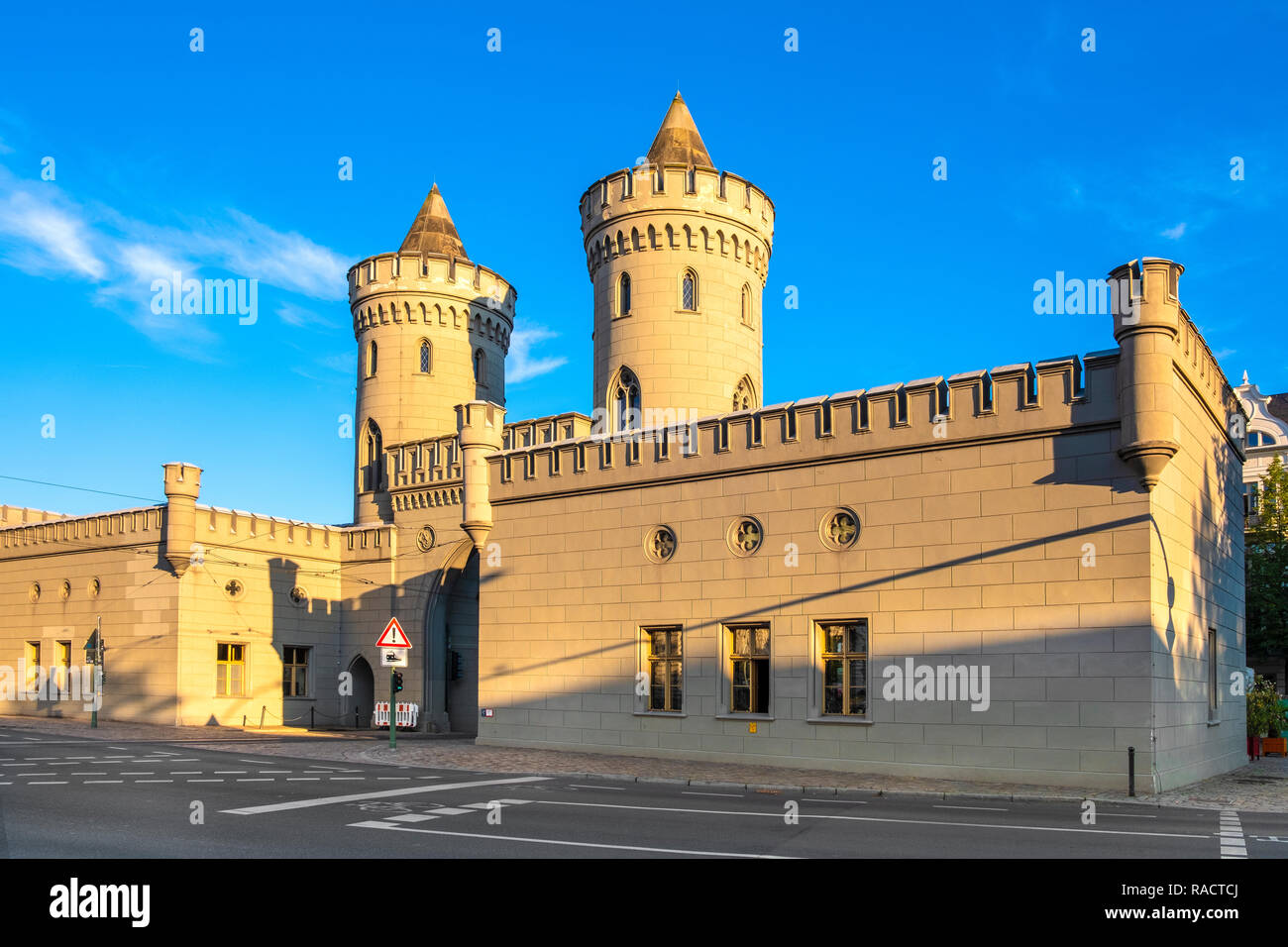 Potsdam, Brandebourg / Allemagne - 2018/07/29 : Vue de face de la porte de Nauen Nauener Tor - historique - Potsdam représentant une porte de style néo-gothique Banque D'Images