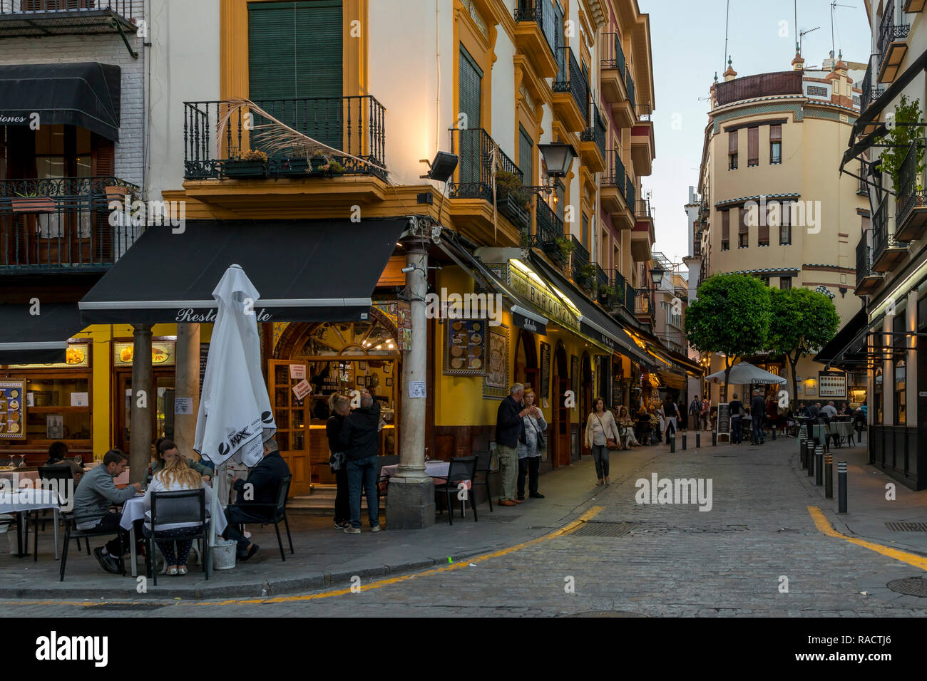 Rue étroite dans le centre historique, au crépuscule, Séville, Andalousie, Espagne, Europe Banque D'Images