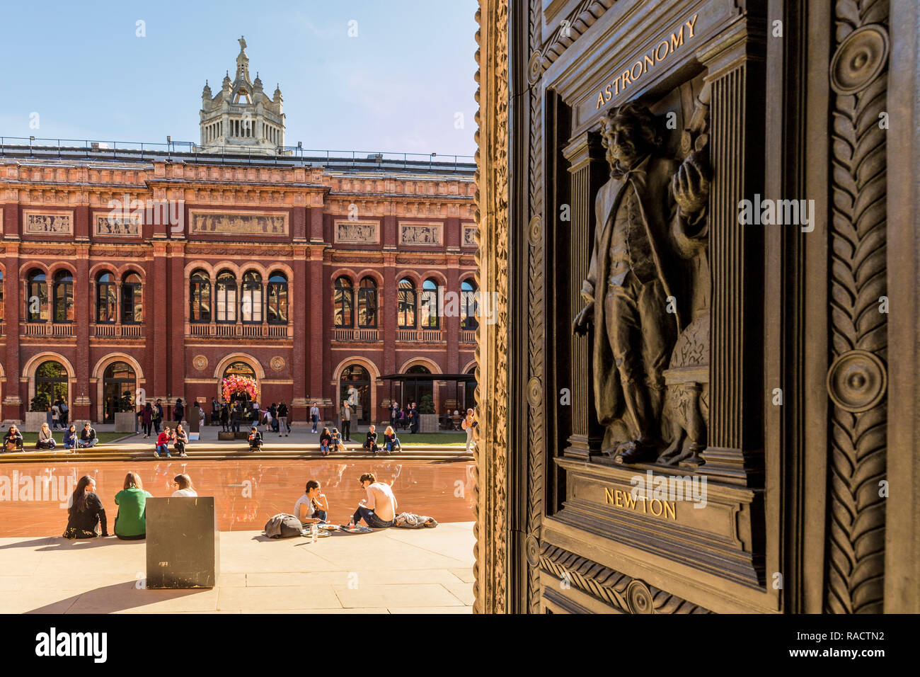 Portes ornés au V et un musée (Victoria et Albert), South Kensington, Londres, Angleterre, Royaume-Uni, Europe Banque D'Images