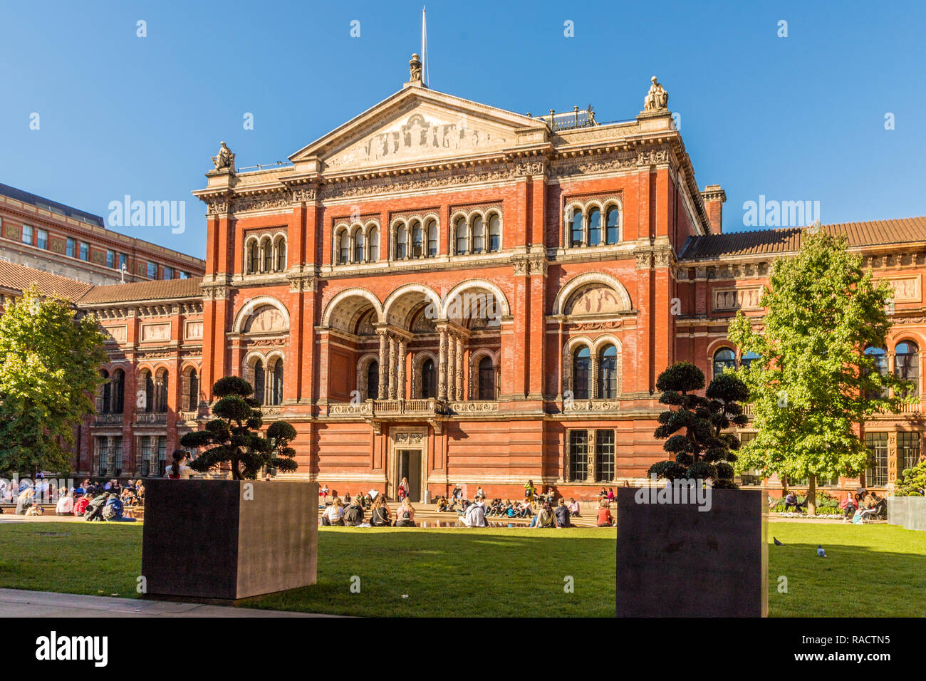 Le V et une (Victoria and Albert Museum), South Kensington, Londres, Angleterre, Royaume-Uni, Europe Banque D'Images