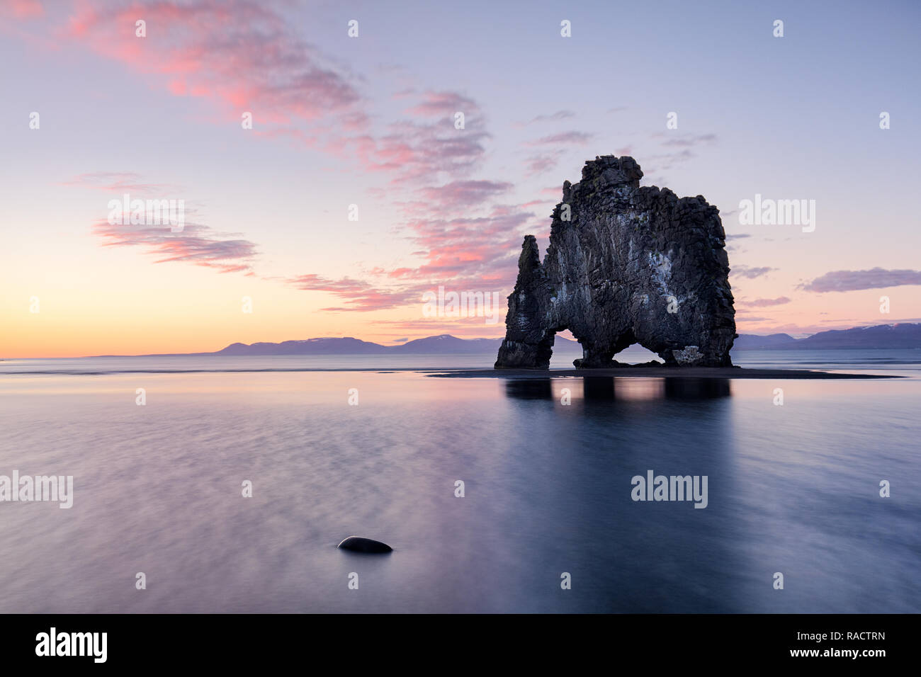 Hvtserkur, un rocher en forme de dragon dans le nord-ouest de l'Islande au coucher du soleil, vers minuit en été, l'Islande, les régions polaires Banque D'Images