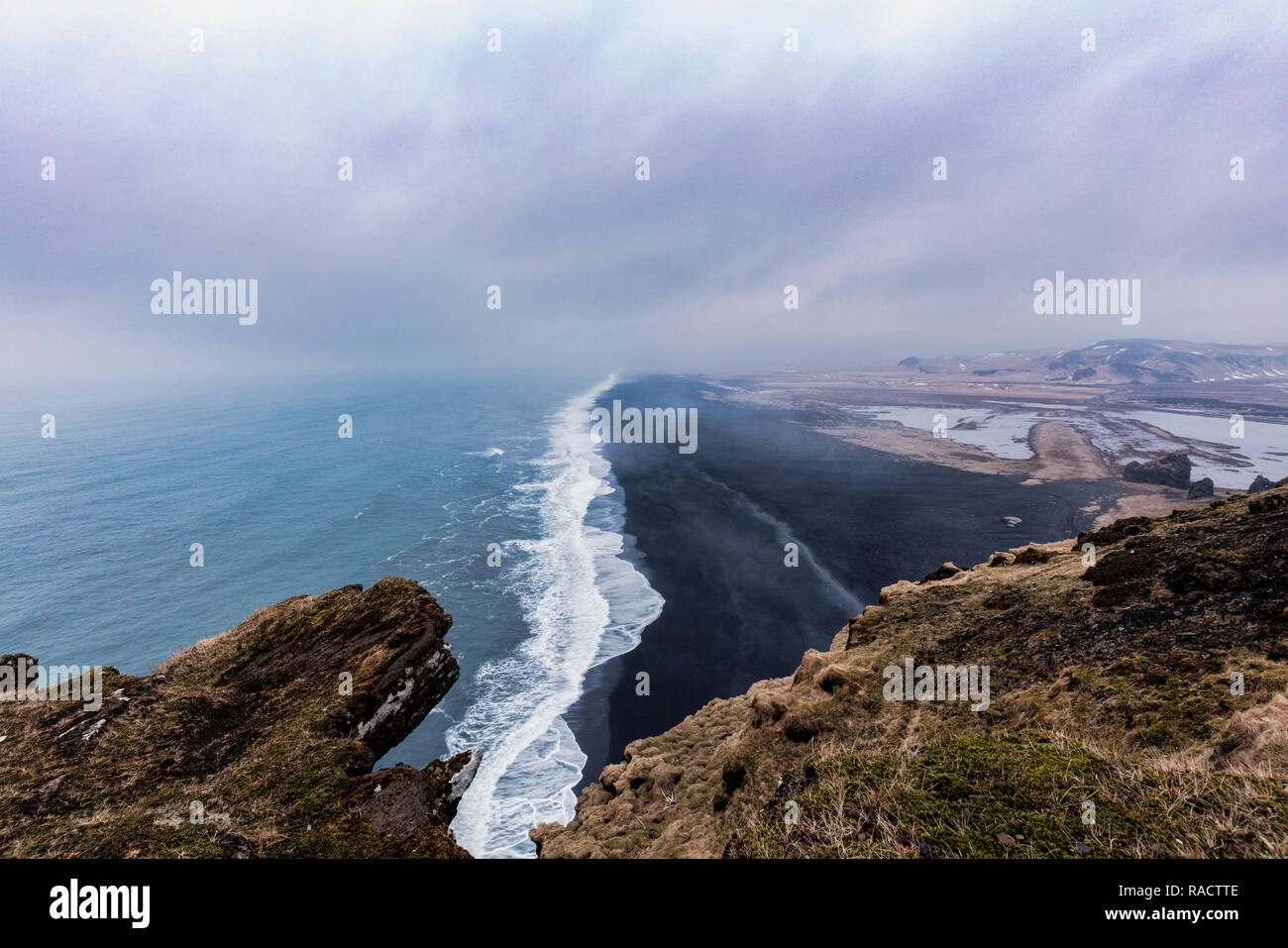 Dyrholaey Lookout, avec l'une des superbes plages de sable noir ci-dessous, l'Islande, les régions polaires Banque D'Images