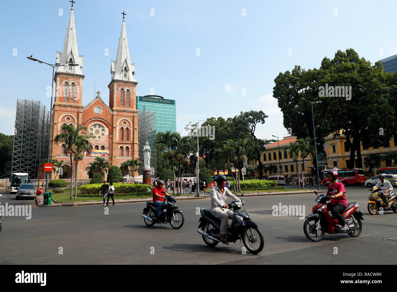 La cathédrale Notre-Dame et Vierge Marie statue, District 1, Ho Chi Minh Ville (Saigon), Vietnam, Indochine, Asie du Sud-Est, l'Asie Banque D'Images