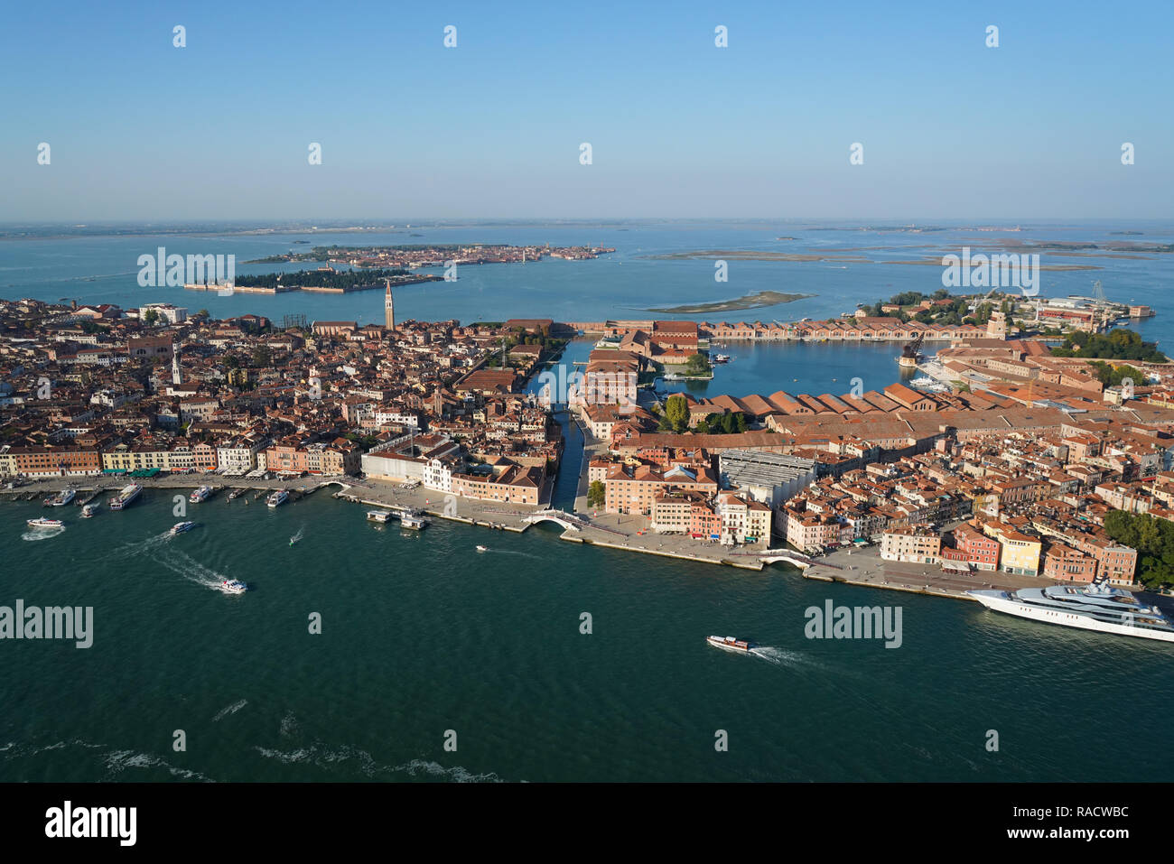 Vue de l'Arsenal de Venise de l'hélicoptère, la lagune de Venise, l'UNESCO World Heritage Site, Vénétie, Italie, Europe Banque D'Images