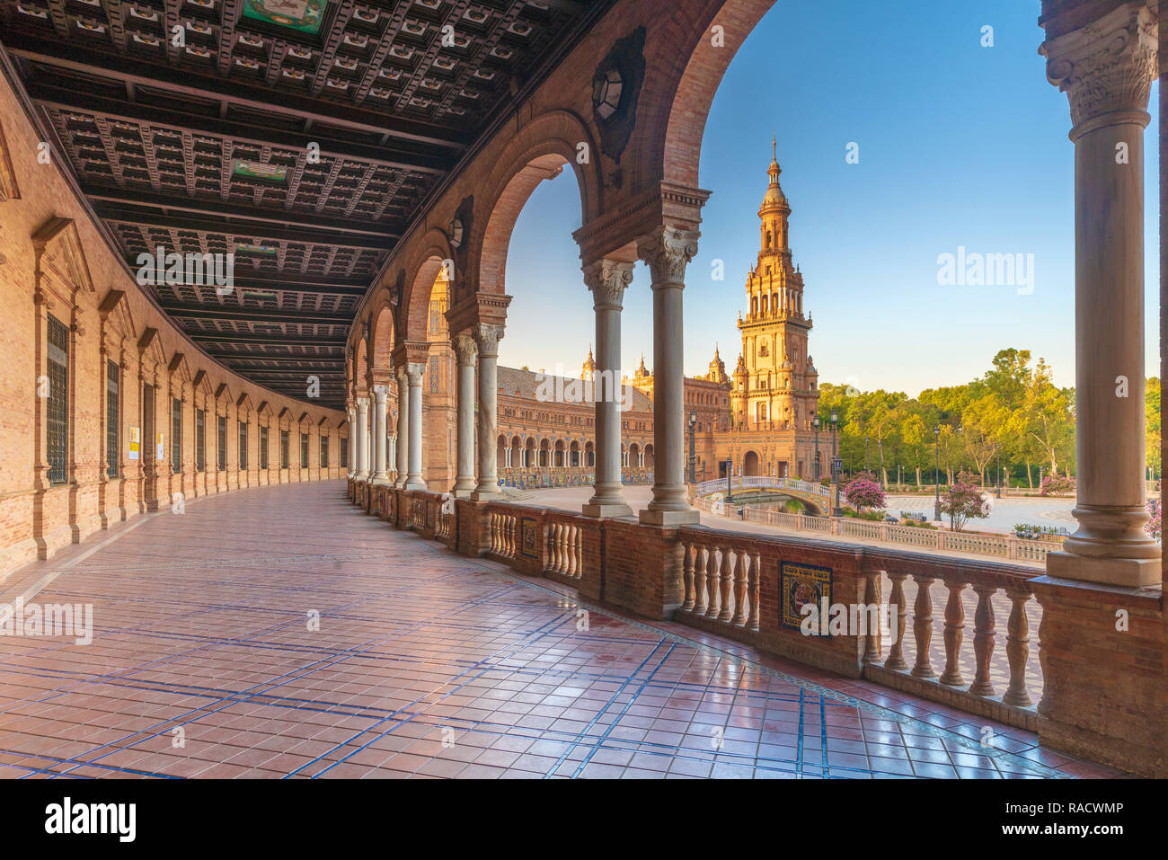 Lever du soleil sur la vieille tour vu à partir de la colonnade du portique semi-circulaire, Plaza de España, Séville, Andalousie, Espagne, Europe Banque D'Images