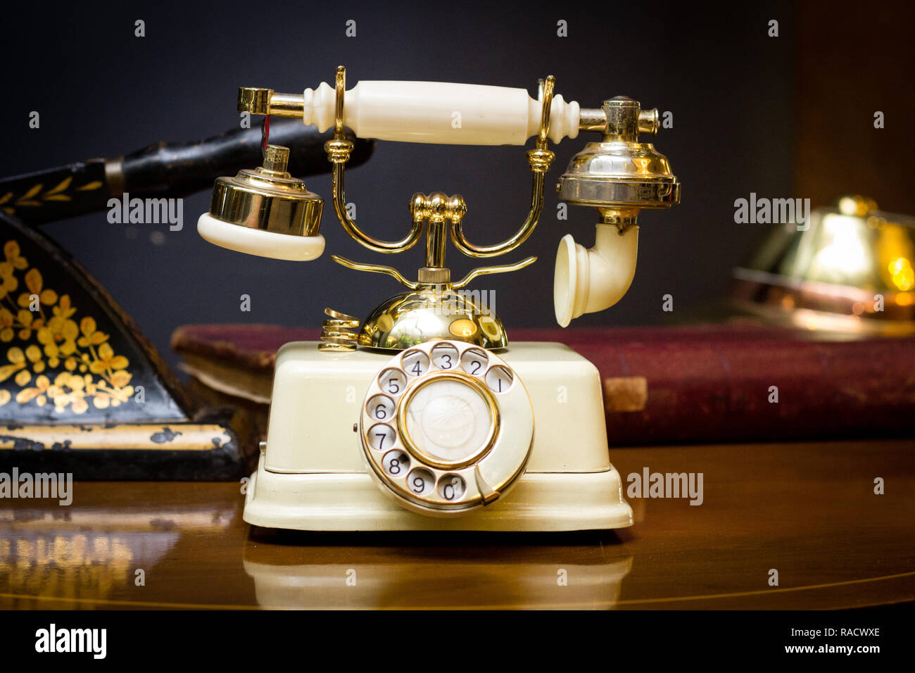 Un vieux téléphone plaqué or avec un cadran rotatif sur une table antique dans le foyer du Zimbabwe, le plus vieil hôtel Meikles Hotel. Banque D'Images