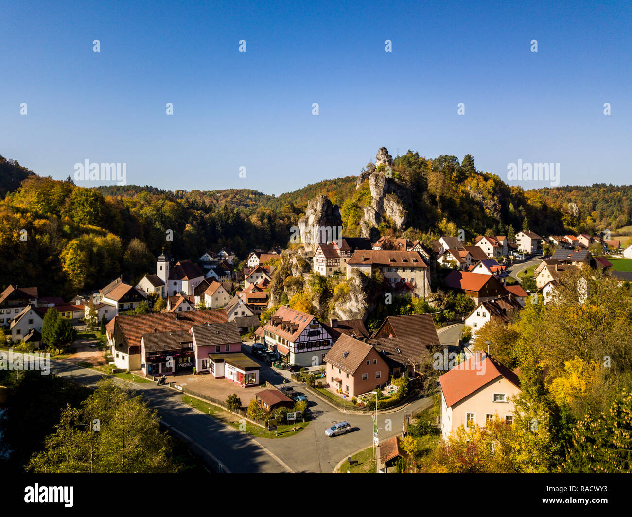 Vue aérienne de l'église, Tuechersfeld rock village Suisse franconienne, Bavaria, Germany, Europe Banque D'Images