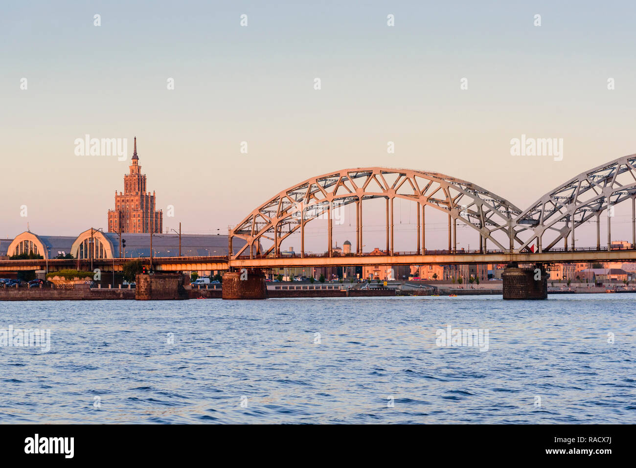 Vue du coucher de soleil à partir de la Daugava, Riga, Lettonie, en Europe Banque D'Images