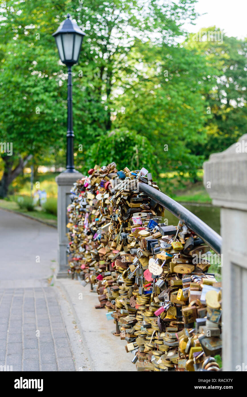 Verrous sur les amateurs de Bridge, Bastejkalnna Parcs, Riga, Lettonie, en Europe Banque D'Images
