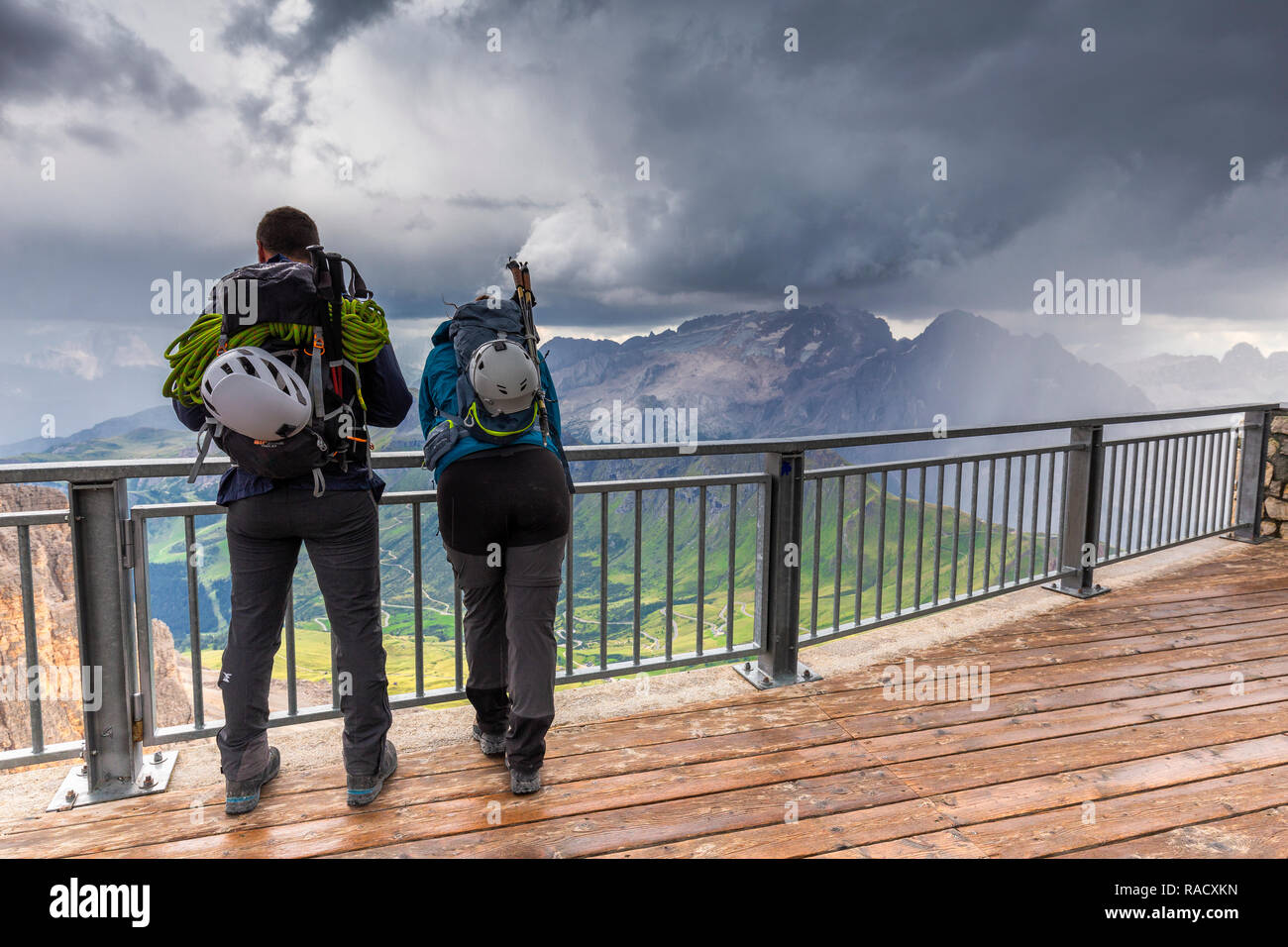 Deux alpinistes regarder la tempête au-dessus de Marmolada, Pordoi Pass, Vallée de Fassa, Trentin, Dolomites, Italie, Europe Banque D'Images