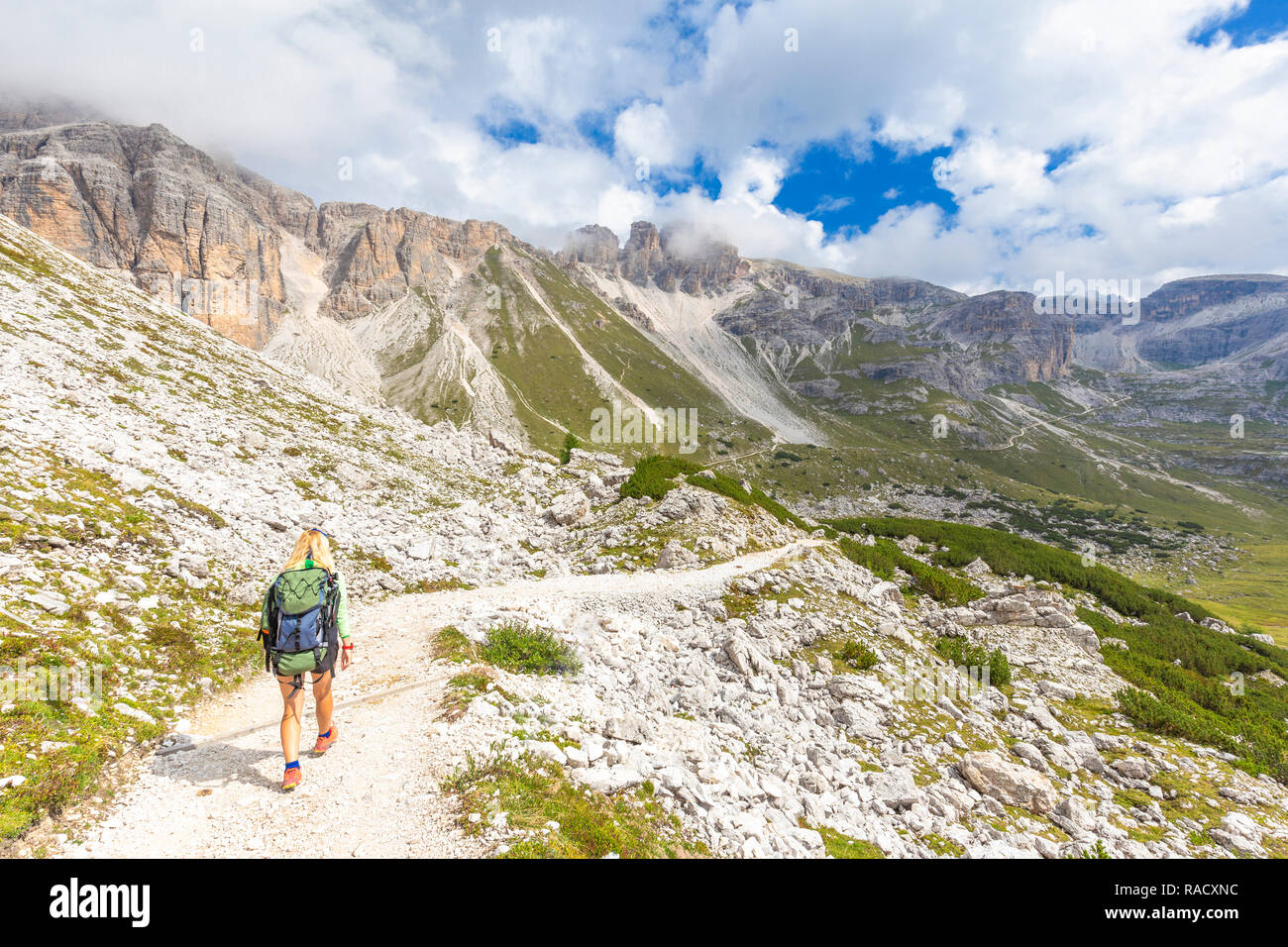 Un randonneur marche le chemin de Pian di Cengia Refug, Dolomites de Sesto (Sexten), province de Belluno, Vénétie, Italie, Europe Banque D'Images