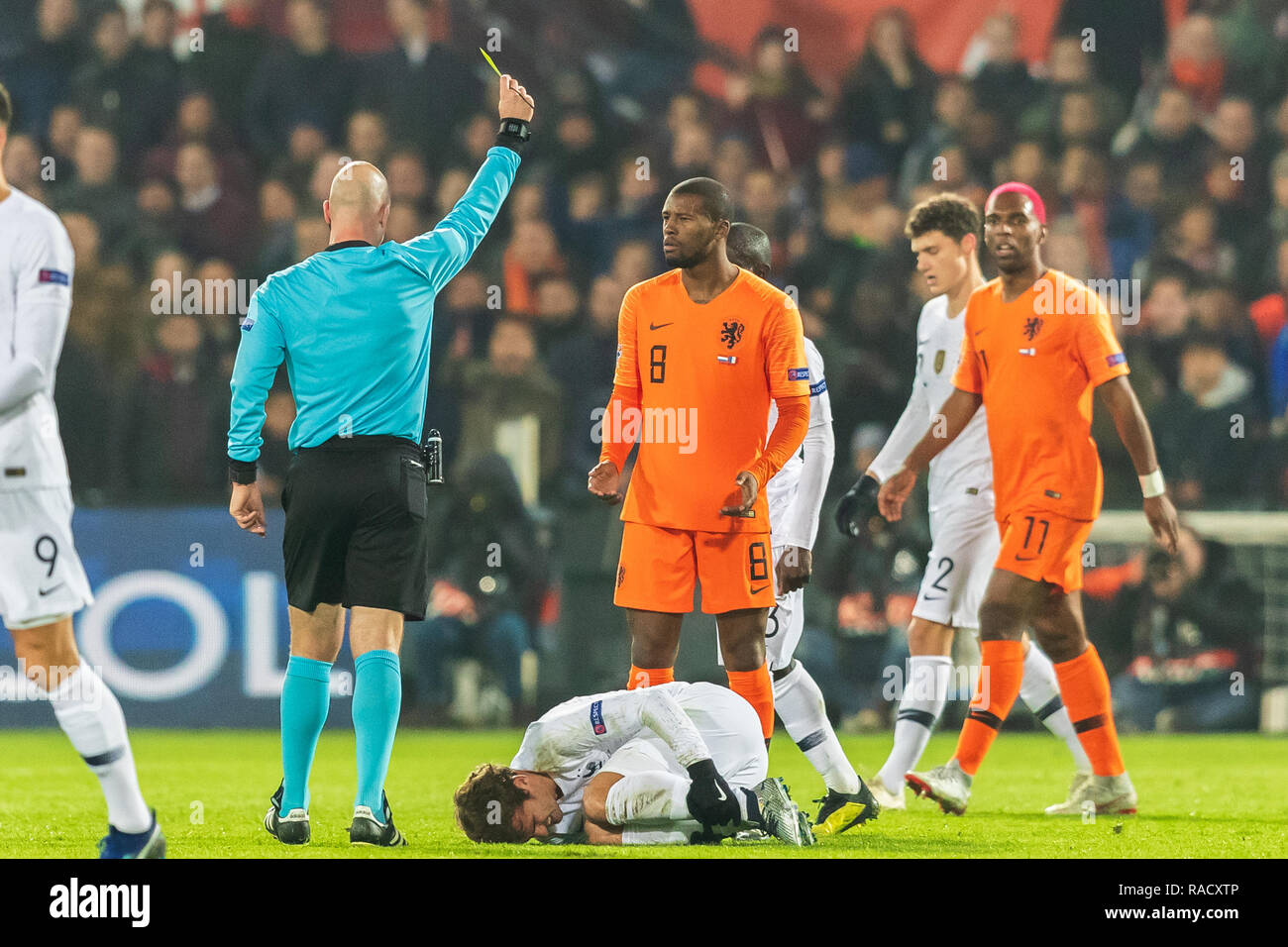 Rotterdam, pays-Bas 16 novembre 2018 Soccer les pays-Bas v France L+R Referee Anthony Taylor (Angleterre) geeft een gele kaar aan Georgino Wijnaldum (pays-Bas) Banque D'Images