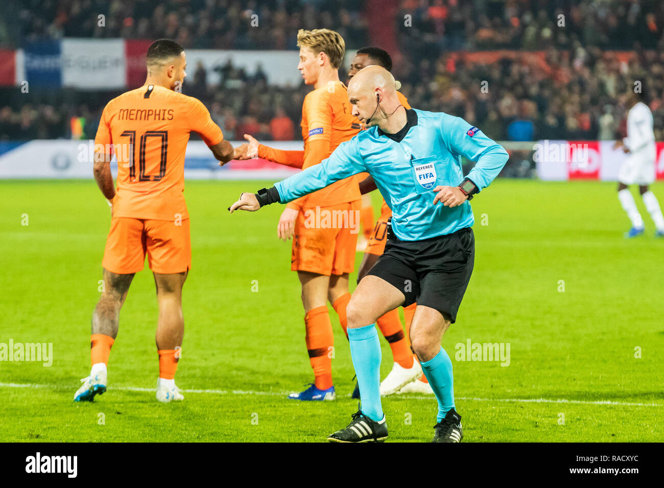 Rotterdam, Pays-Bas 16 novembre 2018 Le football Pays-bas/France L +R  arbitre Anthony Taylor (Angleterre Photo Stock - Alamy