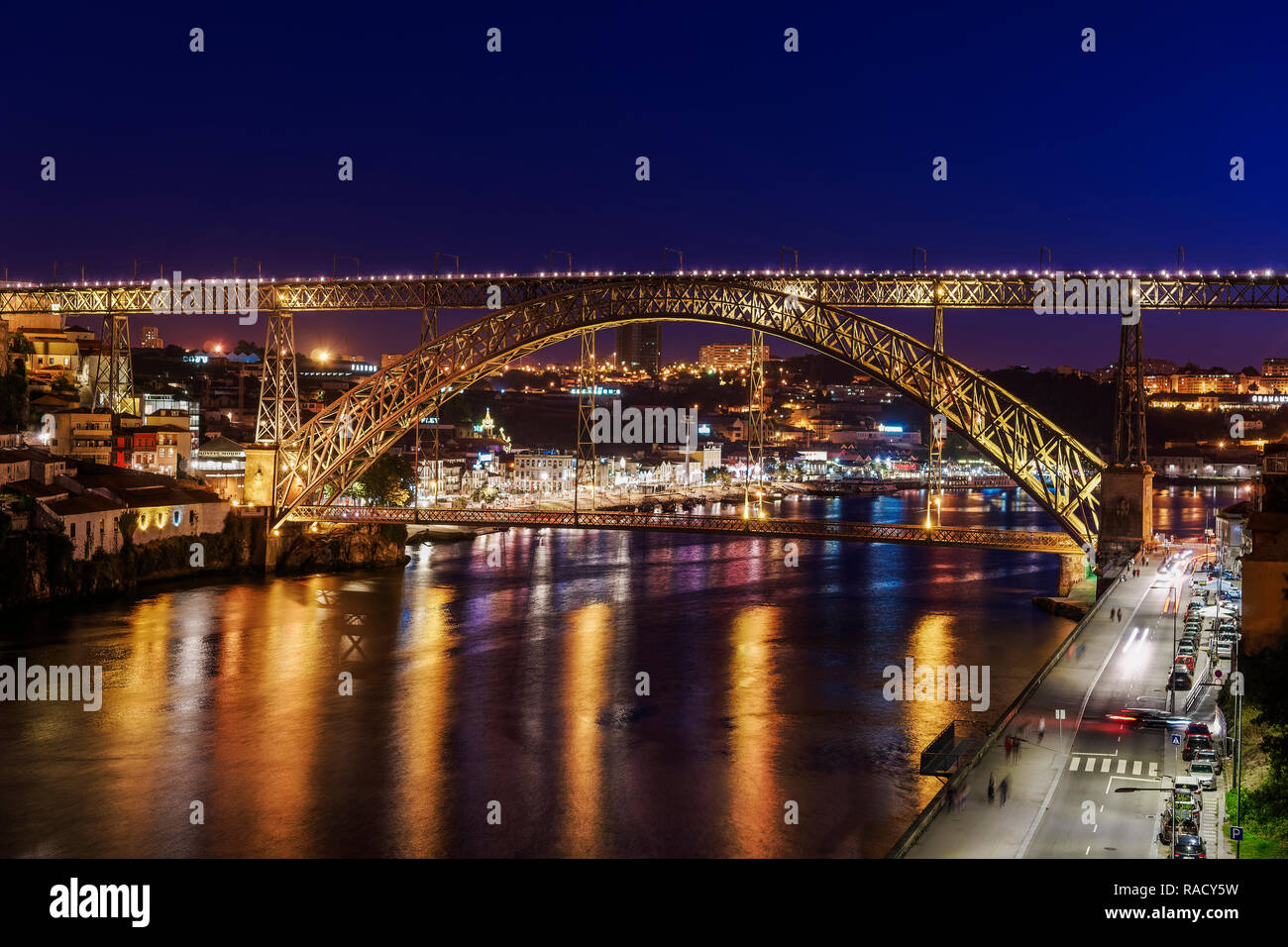 Vue de nuit sur le Pont Dom Luis I avec le fleuve Douro Vila Nova de Gaia avec bâtiments traditionnels dans l'arrière-plan, Porto, Portugal, Europe Banque D'Images