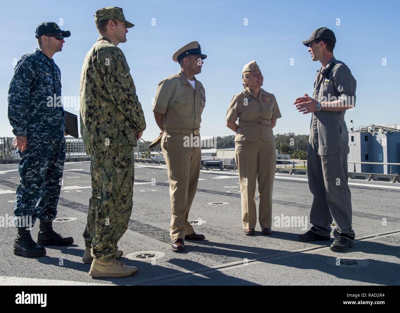 (Janvier 1985). 25, 2017) MAYPORT, Floride - Adm arrière. Linda R. Wackerman, commandant adjoint du Commandement Sud des forces navales des États-Unis/U.S. 4ème flotte (USNAVSO/FOURTHFLT), tours l'USNS Lance (T-EPF-1) avec Doug Casavant, capitaine du navire (à droite), à la Station Navale de Mayport, Floride 2017 Promesse continue est un U.S. Southern Command-parrainé et U.S. Naval Forces Southern Command/U.S. 4ème flotte-déploiement effectué pour mener des opérations civiles et militaires y compris l'aide humanitaire, les missions de formation et de soins médicaux, dentaires et vétérinaires, de l'assistance dans un effort pour montrer le soutien des États-Unis et de l'engagement au centre et ainsi Banque D'Images