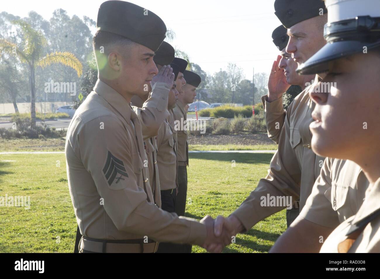 U.S. Marine Brigue. Le général David A. Ottignon, général commandant de la 1ère Marine Logistics Group, présente le Sgt. Avec l'Excer Rivera Non-Commissioned Officer du trimestre et le sous-officier de l'année au Camp Pendleton, en Californie, le 26 janvier 2017. Rivera est un assistant ingénieur en logistique de combat Regiment 1, 1MLG. Au cours de cette cérémonie, les Marines et les marins ont reçu des prix basés sur les performances stellaires, un excellent leadership, et de sécurité de l'unité des contributions au cours de la trimestre ou année. Banque D'Images