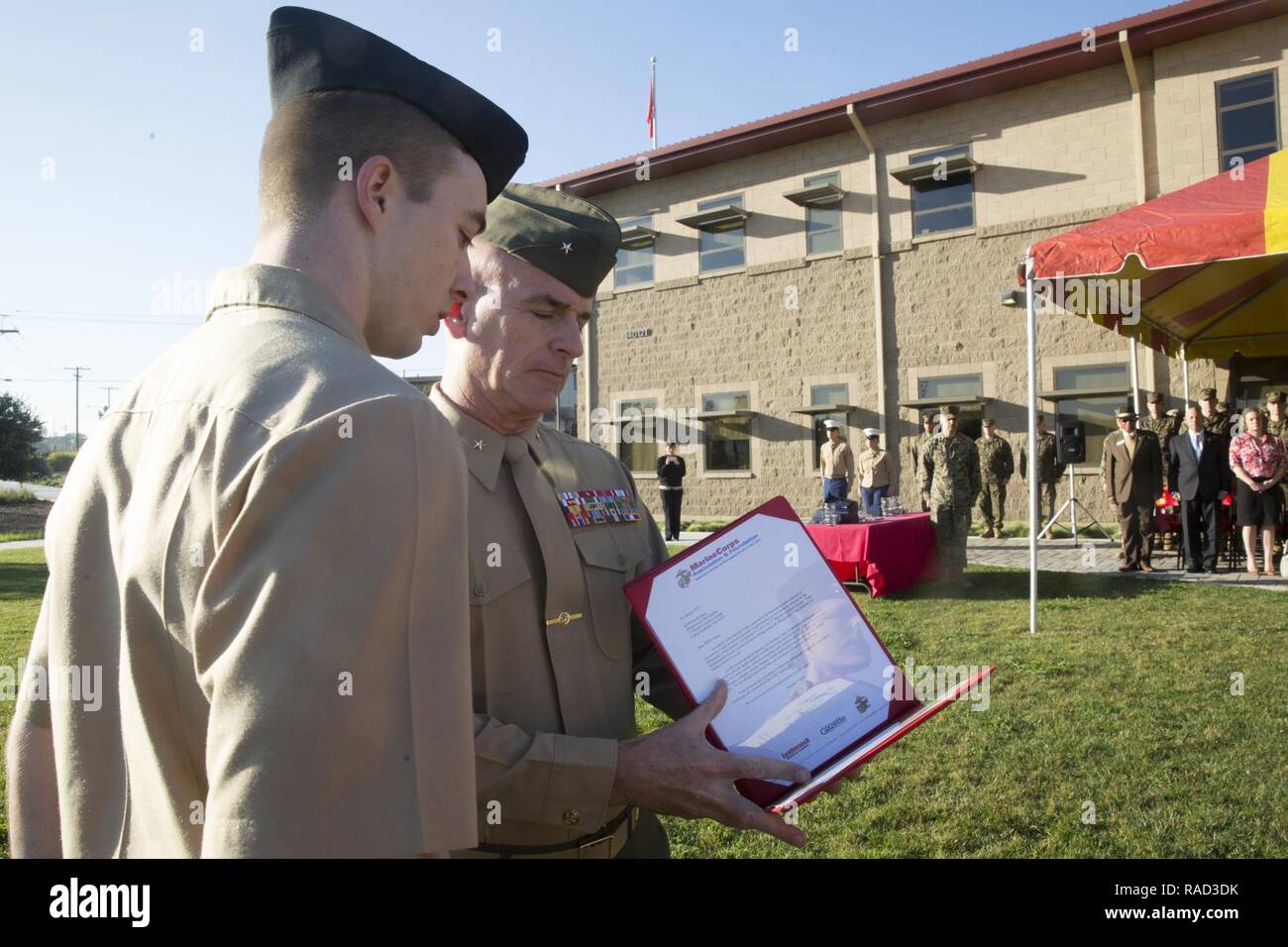 U.S. Marine Brigue. Le général David A. Ottignon, général commandant de la 1ère Marine Logistics Group, présente avec le Matelot Keith Berg veste bleue du trimestre award à Camp Pendleton, Californie, Jan 26, 2017. Berg est un spécialiste de programmes religieux avec 7e Bataillon de soutien du génie, 1MLG. Au cours de cette cérémonie, les Marines et les marins ont reçu des prix basés sur les performances stellaires, un excellent leadership, et de sécurité de l'unité des contributions au cours de la trimestre ou année. Banque D'Images