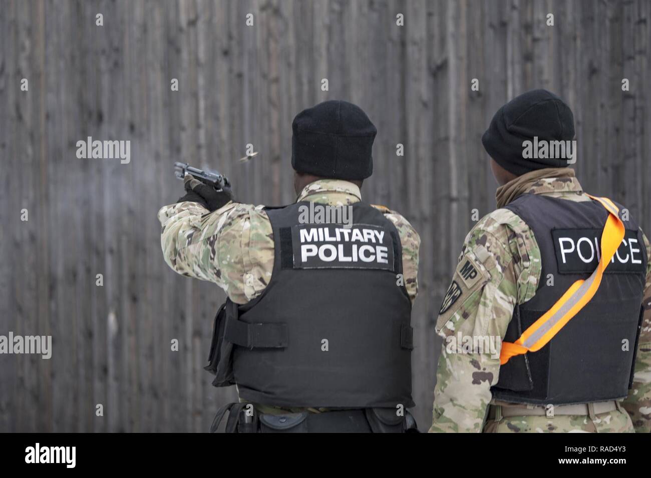 Sous la supervision du personnel de l'armée américaine le Sgt. Jonathan C. West, à droite, le responsable de la sécurité, de l'armée américaine le s.. Haywood L. Manciel de forêt un pistolet M9 au pop-up cibles lors d'une séance de qualification sur les armes pistolet de combat au cours de Qualification complexe gamme Oberdachstetten en Bavière, Allemagne, 10 janvier 2017. Les deux soldats sont affectés à la 527e Compagnie de Police militaire de la garnison de l'armée américaine d'Ansbach. Banque D'Images