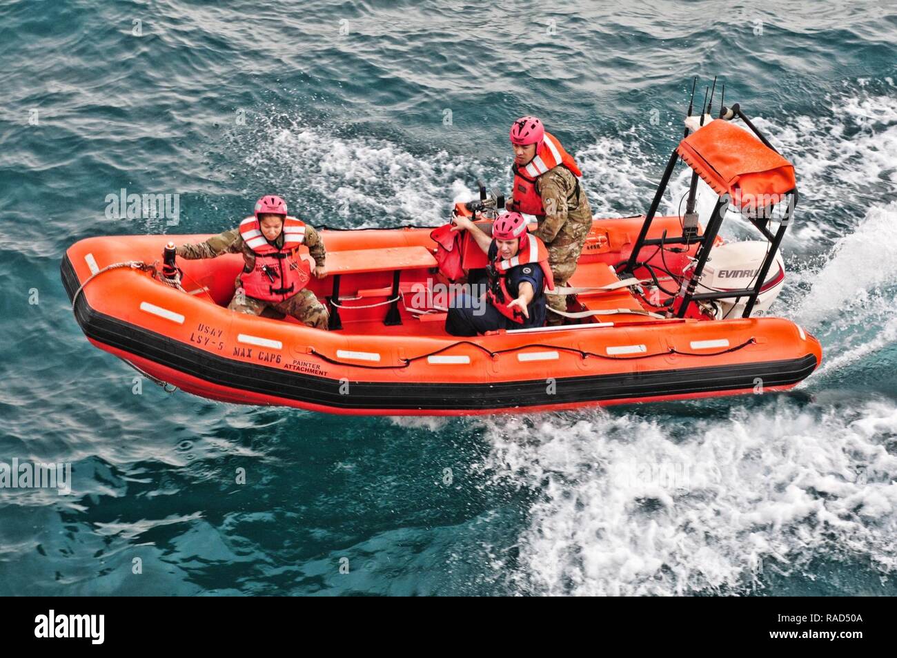 Les marins de l'armée avec la 411e Détachement de transport recherche d'Oscar le mannequin de formation au cours d'un exercice de l'homme à la mer à bord du navire de soutien logistique de l'armée, le général Charles P. pendant les opérations de transport de brut dans le golfe Persique, le 19 janvier 2017. L'équipage du fret transporté à Qatar du port de Shuaiba, Koweït et transporté une autre charge pendant le voyage de retour. Même en l'équipage pratiqué plusieurs exercices d'urgence maritime y compris l'homme à la mer, le feu, et les exercices de combat. L'équipage était composé de conducteurs de motomarine, ingénieurs, médecins, cuisiniers, et bien que chaque membre est formé pour effectuer Banque D'Images
