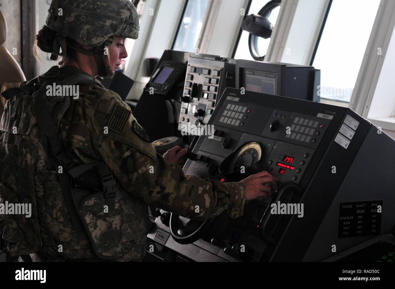L'Adjudant-chef Sarah pierre, 411e Détachement de transport, officier de navigation, le soutien logistique de l'Armée de terre manuevers cinq navires, le général Charles P. Gross, lors d'une bataille tout en effectuant les opérations de forage dans le golfe Persique 19 janv. 2017. L'équipage du fret transporté à Qatar du port de Shuaiba, Koweït et transporté une autre charge pendant le voyage de retour. Même en l'équipage pratiqué plusieurs exercices d'urgence maritime y compris l'homme à la mer, le feu, et les exercices de combat. L'équipage était composé de conducteurs de motomarine, ingénieurs, médecins, cuisiniers, et bien que chaque membre est formé pour Banque D'Images