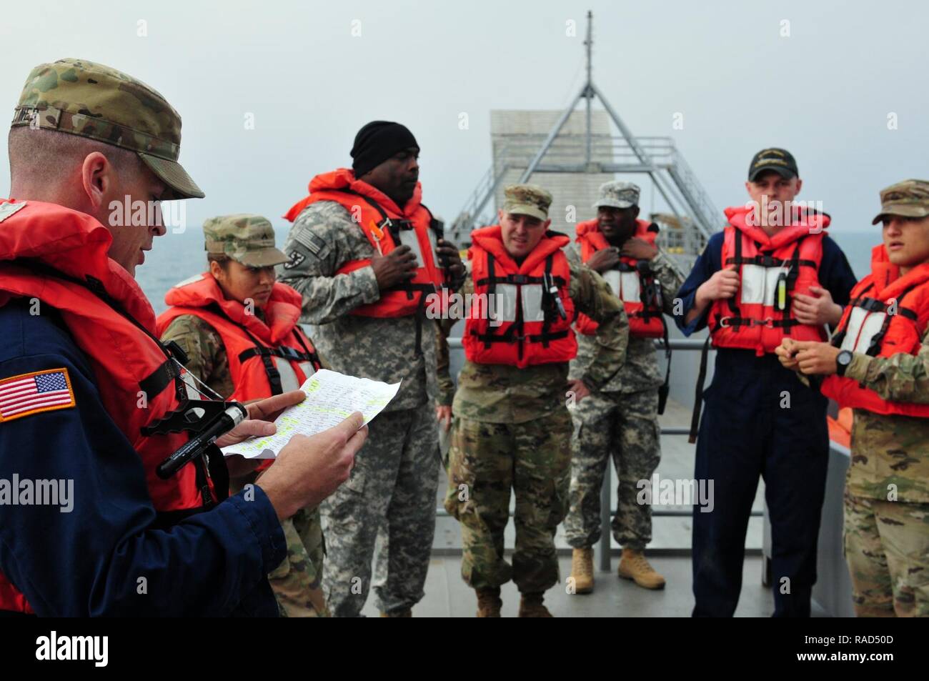 BASE NAVALE, le Koweït Koweït- plus de 30 marins de l'armée est engagée dans une mission de transport à bord du navire de soutien logistique de l'armée, le général Charles P. Gross du Koweït sur la base navale, le 19 janvier 2017. Les mariners transporté une cargaison à Qatar du port de Shuaiba, Koweït et transporté une autre charge pendant le retour.Alors que les Mariners en cours pratiqué plusieurs exercices d'intervention d'urgence maritime y compris l'homme à la mer, le feu, et les exercices de combat. L'équipage était composé de conducteurs de motomarine, ingénieurs, cuisiniers, infirmiers et cependant chaque membre est formé pour effectuer plusieurs tâches en dehors de la portée de t Banque D'Images