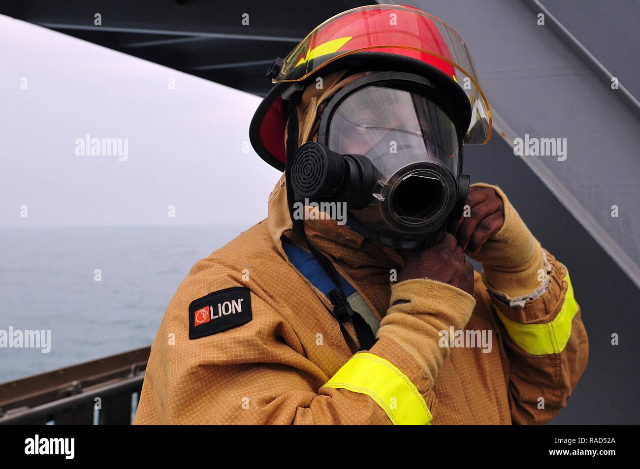 BASE NAVALE, le Koweït Koweït- plus de 30 marins de l'armée est engagée dans une mission de transport à bord du navire de soutien logistique de l'armée, le général Charles P. Gross du Koweït sur la base navale, le 19 janvier 2017. Les mariners transporté une cargaison à Qatar du port de Shuaiba, Koweït et transporté une autre charge pendant le retour.Alors que les Mariners en cours pratiqué plusieurs exercices d'intervention d'urgence maritime y compris l'homme à la mer, le feu, et les exercices de combat. L'équipage était composé de conducteurs de motomarine, ingénieurs, cuisiniers, infirmiers et cependant chaque membre est formé pour effectuer plusieurs tâches en dehors de la portée de t Banque D'Images