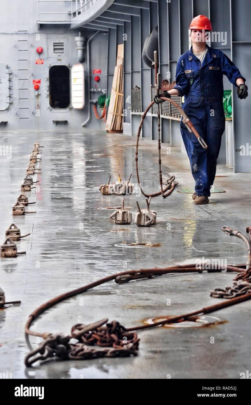 La CPS. Kayla Pfertsh une motomarine opérateur avec la 411e Détachement de transport prépare le pont principal du navire de soutien logistique de l'Armée Le Général cinq Charles P. Gross, pour les opérations dans le golfe Persique 19 Janv., 2017. L'équipage du fret transporté à Qatar du port de Shuaiba, Koweït et transporté une autre charge pendant le voyage de retour. Même en l'équipage pratiqué plusieurs exercices d'urgence maritime y compris l'homme à la mer, le feu, et les exercices de combat. L'équipage était composé de conducteurs de motomarine, ingénieurs, médecins, cuisiniers, et bien que chaque membre est formé pour effectuer plusieurs tâches out Banque D'Images