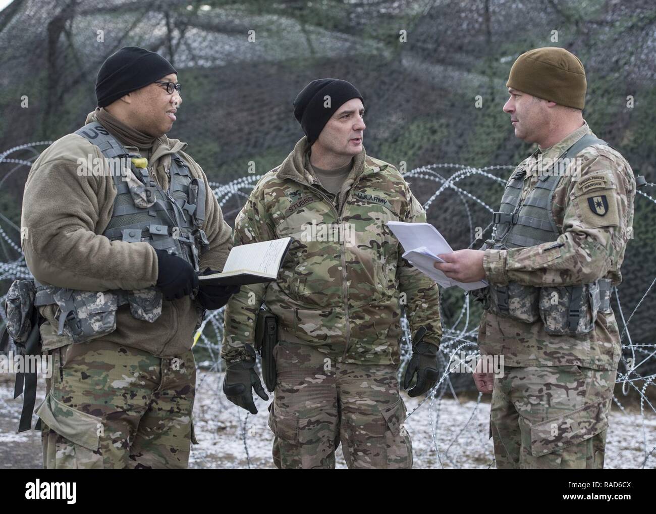 Le colonel William M. Stubbs, 30e brigade médicale, commandant des opérations de transformation de la planification régionale de la Santé du G3 l'Europe Commande Le Lieutenant-colonel Marcus A. Hurd et la Brigade de pharmacien militaire Le major Randall J. Sweeney de la 44e Brigade d'opérations cliniques médicales Fort Bragg, NC la tenue d'une réunion d'évaluation au cours de l'exercice de poste de commandement sur le 17 janvier 2017 au Terrain urbain (UT) site, Wackernheim, Allemagne. (De gauche à droite : Le lieutenant-colonel Marcus Hurd, le Colonel William M. Stubbs et le Major Randall J. Sweeney.) La 30e brigade médicale Exercice de poste de commandement, prévue du 7 au 17 janvier 2017 est l'un des plus Banque D'Images