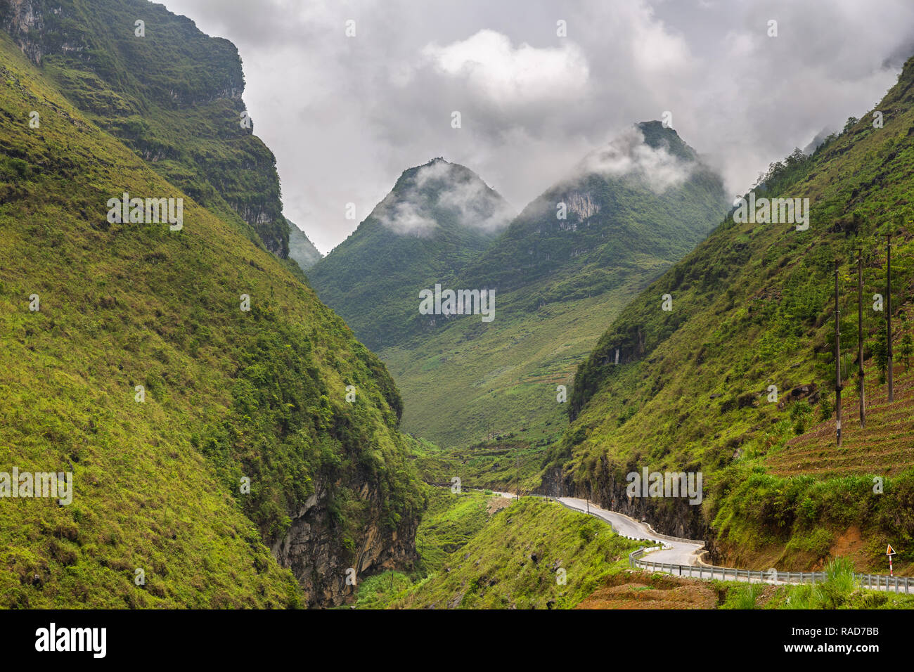 Route sinueuse à travers les montagnes dans la région de Ha Giang Province Ha Giang en boucle, au Vietnam, en Asie Banque D'Images