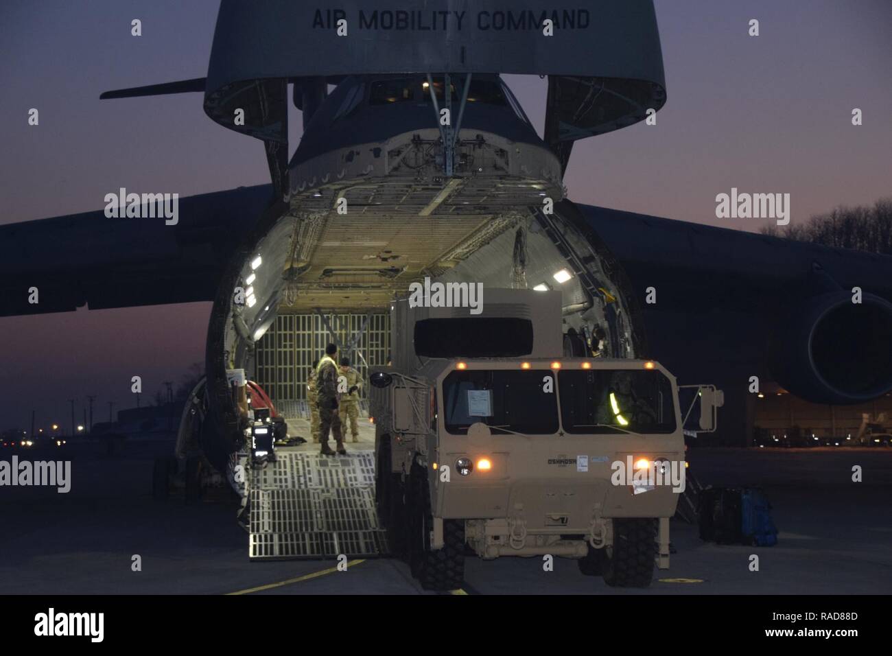 Un lourd camion tactique de mobilité élargi tire une centrale électrique système à partir du ventre d'un C-5 Galaxy Super à Osan Air Base, République de Corée, le 26 janvier 2017. L'ajout de la prise en charge de l'équipement entrant Patriot 35e Brigade ADA afin de mener le plus grand effort de modernisation Patriot jamais exécutés en dehors d'une installation de dépôt. Banque D'Images