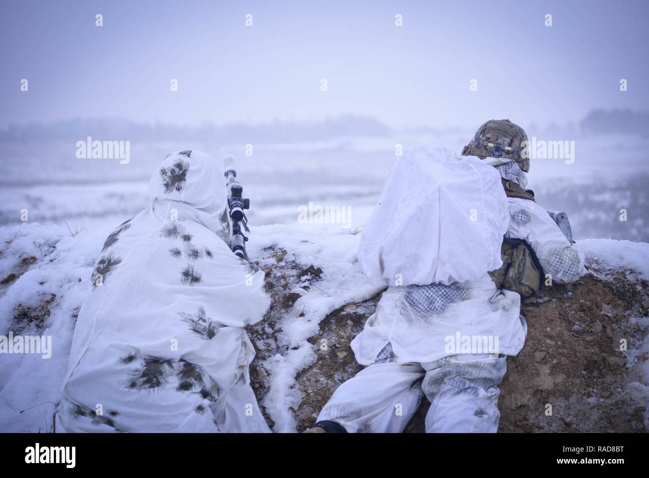 Des soldats américains affectés au 2e Escadron, 2e Régiment de chasseurs à participer à un exercice de validation lors de la 7e formation de l'Armée de la commande Zone d'entraînement Grafenwoehr, Allemagne, le 31 janvier 2017. L'exercice permettra de préparer l'Escadron pour une meilleure présence de l'avant en 2017 et permettra d'assurer les dirigeants de la manœuvre au niveau des troupes sont capables d'intégrer des multiplicateurs de combat au régiment organique et permettra à l'escadron de soldats et d'exécuter une variété de missions tactiques. Banque D'Images