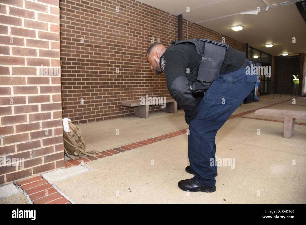 La Police de Washington district naval regarder le capitaine, le Lieutenant Larry Conner, identifie un paquet suspect à l'extérieur de la base commune de base Anacostia-Bolling Curtain-Citadel change durant l'exercice 2017 Solide bouclier, le 1er février. JBAB membres de la sécurité, la formation, et la sécurité a effectué la maquette colis suspects afin d'améliorer leurs compétences dans l'événement une réelle menace terroriste se produisait sur JBAB et dans la région de la capitale. Banque D'Images