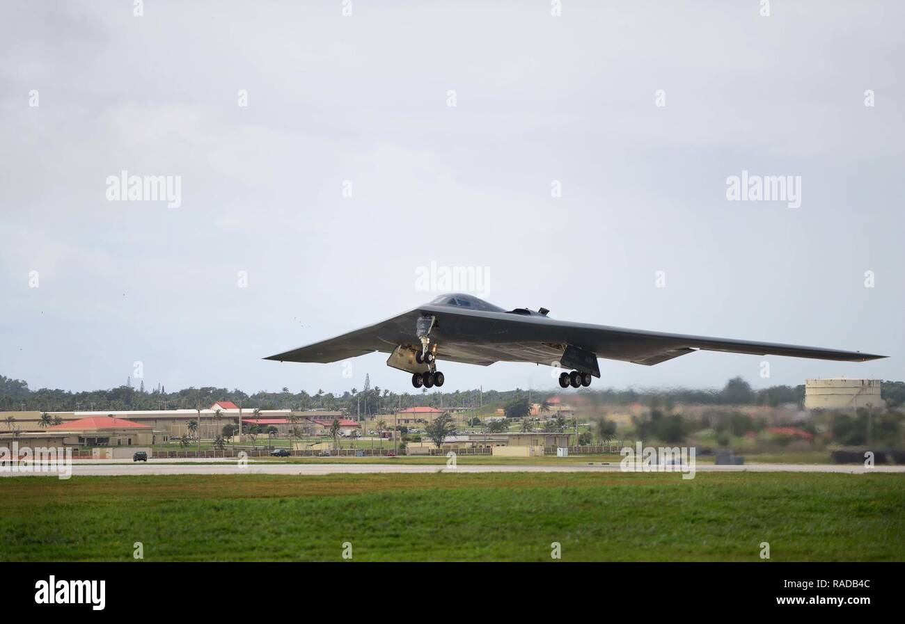 Un U.S. Air Force B-2 Spirit of aircraft, déployés à partir de Whiteman Air Force Base, Mo., décolle pour un vol d'entraînement local à Andersen Air Force Base, Guam, 12 janvier, 2017. Près de 200 aviateurs de Whiteman Air Force Base, Mo., et Base aérienne de Barksdale, en Louisiane, déployés à Andersen AFB, à l'appui de Commandement stratégique américain Bomber et la dissuasion des missions. USSTRATCOM missions de bombardement de l'équipage de se familiariser avec les bases aériennes et les opérations dans les différents commandements géographiques. Banque D'Images